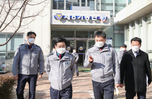 김창룡(왼쪽 두번째) 경찰청장이 지난 28일 서울 강서구 방화동에 있는 8기동단을 방문하고 있다. /사진제공=경찰청