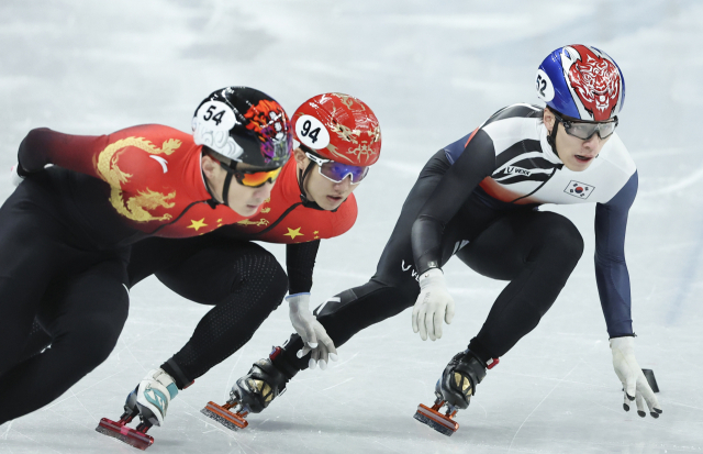 한국 쇼트트랙 대표팀 황대헌이 2022 베이징 동계올림픽 쇼트트랙 남자 1000m 준결승 1조 경기에서 중국 선수들을 추월하고 있다. /연합뉴스