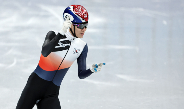 한국 쇼트트랙 대표팀 이준서가 7일 2022 베이징 동계올림픽 쇼트트랙 남자 1000m 준결승 2조 경기에서 2위로 결승선을 통과하고 있다. 이준서는 비디오 판독 결과 실격처리 됐다. /연합뉴스