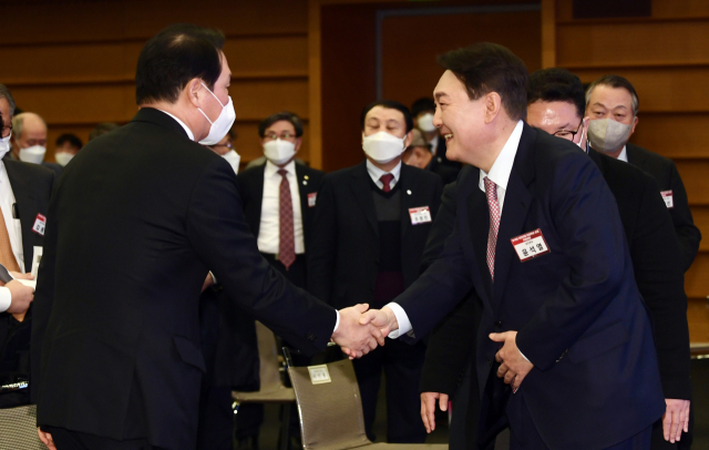 윤석열(오른쪽) 국민의힘 윤석열 대선 후보가 7일 서울 중구 대한상공회의소 국제회의장에서 열린 대선 후보 초청 특별 강연에 참석해 최태원 대한상의 회장과 악수하고 있다. 성형주 기자