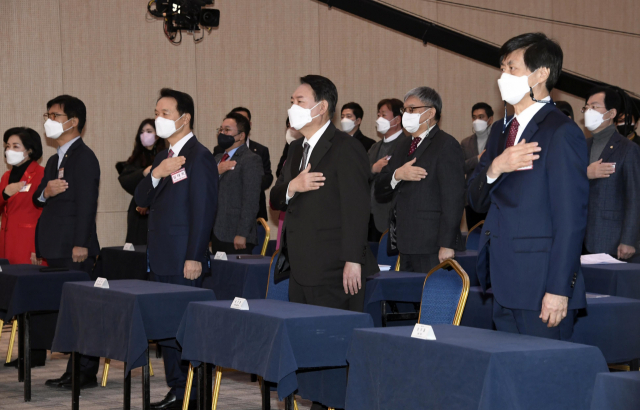 윤석열 국민의힘 대선 후보가 8일 서울 강남구 역삼동 한국과학기술회관에서 열린 '과학기술이 대한민국의 미래를 바꿉니다' 정책토론회에 참석, 국민의례를 하고 있다. /권욱 기자