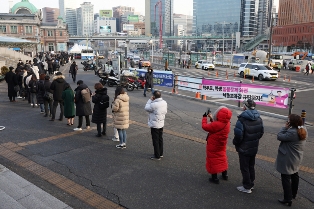 8일 오전 서울역광장에 마련된 코로나19 임시 선별검사소에 시민들이 검사를 받기 위해 줄을 서서 기다리고 있다./연합뉴스