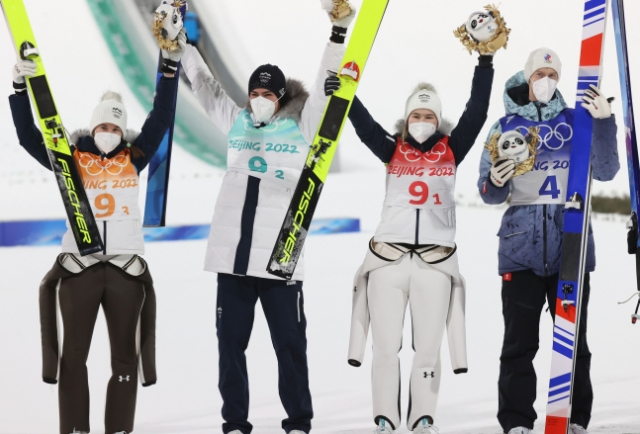 7일(현지시간) 열린 2022 베이징 올림픽 스키점프 혼성 단체전에서 금메달을 차지한 슬로베니아 선수들의 모습이다. /EPA연합뉴스