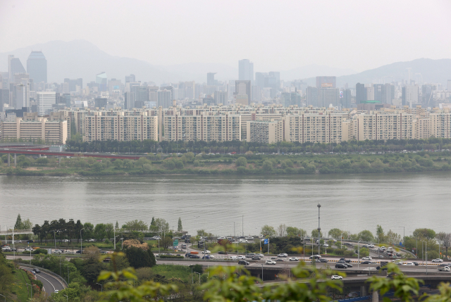 서울 성동구 응봉산에서 바라본 강남구 압구정동 일대 아파트 단지 모습. 연합뉴스