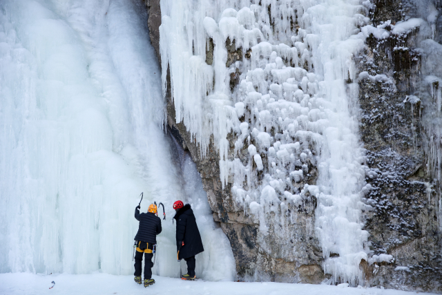 아이스 클라이밍 동호인들이 대사리 빙벽 등반을 위해 아이스 바일로 얼음을 확인하고 있다.