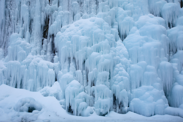 다양한 모양으로 얼어붙은 빙벽은 겨울철 최고의 인기 여행지다.