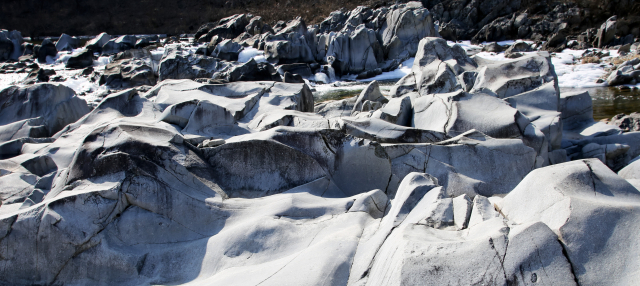 청송 지질 명소인 백석탄 포트홀. 안동에서 930번 지방도를 타고 대사리 빙벽을 지나면 만날 수 있다.