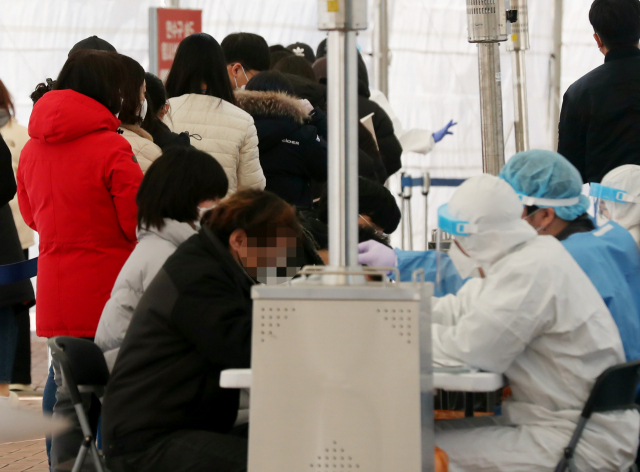 코로나19 임시선별검사소에 검사를 받으려는 시민들의 행렬이 이어지고 있다./연합뉴스