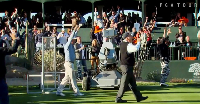 2016년 골프 로봇 엘드릭이 홀인원을 하자 관중들이 환호하고 있다. PGA 투어 동영상 캡처