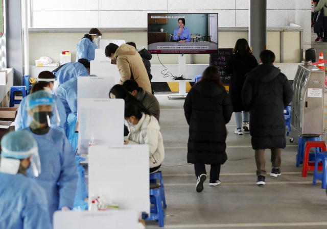 8일 광주 북구보건소 선별진료소에서 시민들이 의료진의 안내를 받으며 코로나19 신속항원검사를 하고 있다. /연합뉴스