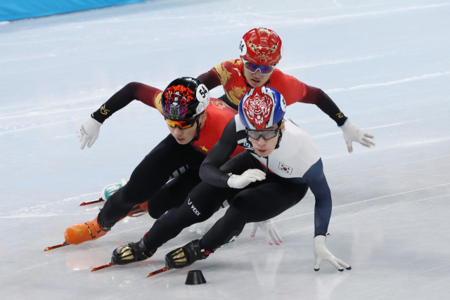 한국 쇼트트랙 대표팀 황대헌이 2022 베이징 동계올림픽 개막 사흘째인 지난 7일 오후 중국 베이징 캐피탈 실내 경기장에서 열린 쇼트트랙 남자 1,000m 준결승 1조 경기에서 중국 선수들을 인코스로 추월하고 있다. 황대헌의 이 상황을 심판은 반칙으로 인정해 실격 처리했다. /연합뉴스