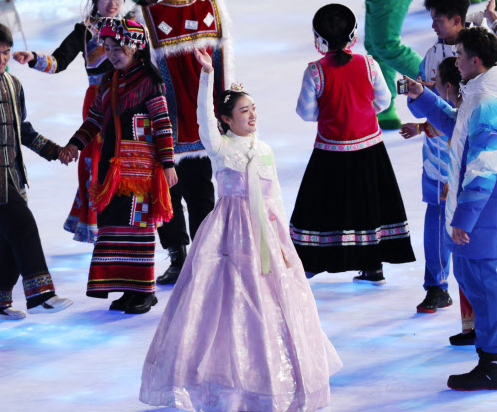 지난 4일 오후 중국 베이징 국립경기장에서 열린 2022 베이징 동계올림픽 개회식에서 중국의 56개 소수민족의 하나인 조선족을 대표하는 여성이 한복 복장으로 등장해 카메라에 포착됐다./베이징=연합뉴스