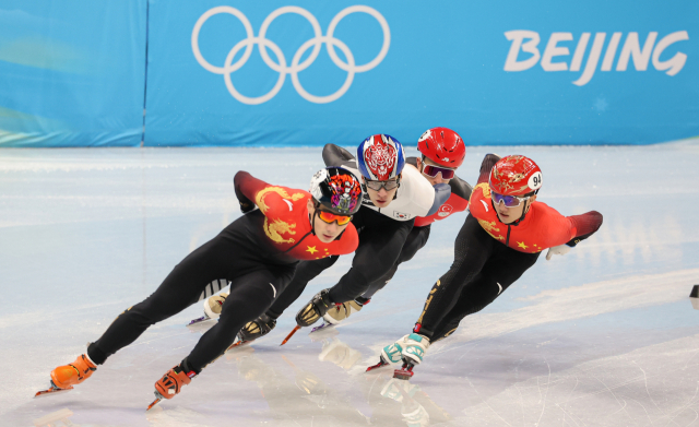 한국 쇼트트랙 대표팀 황대헌이 2022 베이징 동계올림픽 개막 사흘째인 7일 오후 중국 베이징 캐피탈 실내 경기장에서 열린 쇼트트랙 남자 1000m 준결승 1조 경기에서 중국 선수들의 견제를 뚫으려 기회를 엿보고 있다. 황대헌은 이 경기에서 석연찮은 심판 판정으로 실격 처리돼 결승 진출에 실패했다./연합뉴스