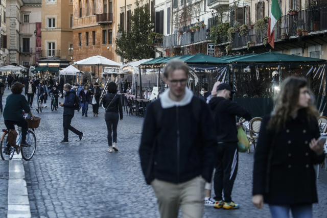 이탈리아 로마 시민들이 7일(현지 시간) 나보나 광장을 걸어가고 있다. 이탈리아는 코로나19 규제 완화 차원에서 10일 만료되는 야외 마스크 착용 의무화 관련 행정명령을 연장하지 않을 방침이라고 밝혔다. EPA연합뉴스