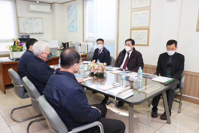 허성무(정면 가운데) 창원시장이 8일 마산회원구 자유무역지역내 강소기업 제일종공을 방문해 임원진과 제조공장을 둘러보고 담소를 나누고 있다./사진제공=창원시.