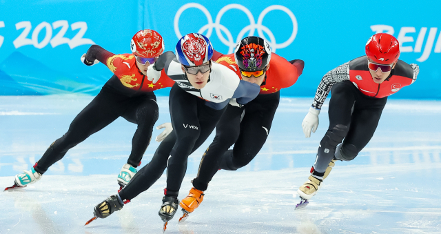 한국 쇼트트랙 대표팀 황대헌이 7일 2022 베이징 동계올림픽 쇼트트랙 남자 1000m 준결승 1조 경기에서 중국 선수들을 인코스로 추월한 뒤 선두로 나서고 있다. 황대헌의 이 상황을 심판은 반칙으로 인정해 실격 처리했다. /연합뉴스