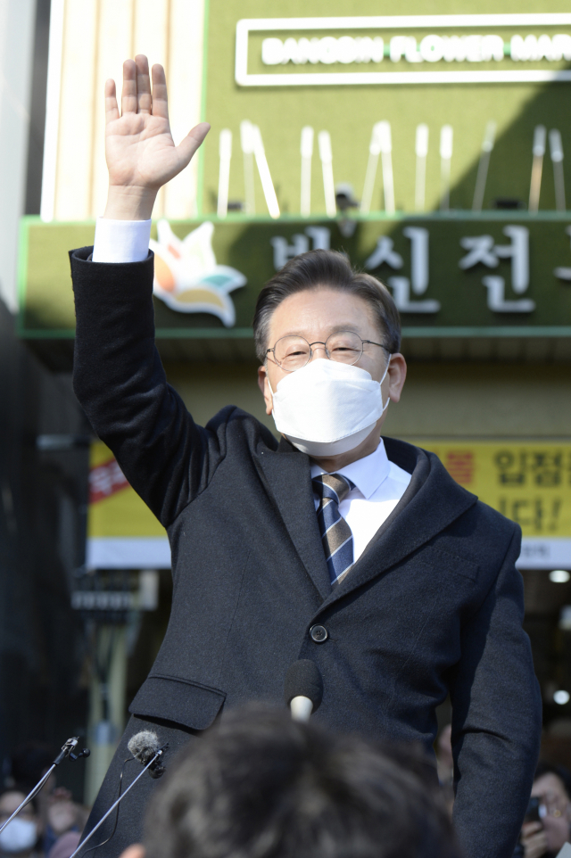 이재명 더불어민주당 대선 후보가 8일 서울 강서구 방신전통시장 고객지원센터 회의실에서 열린 ‘자영업자와 소상공인의 힘이 되겠습니다’ 전국자영업자·소상공인 단체 대표단 긴급 간담회에 참석하며 지지자들에게 인사하고 있다. 권욱 기자