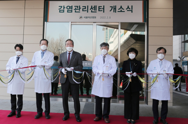 (왼쪽부터)8일 개소식에 참석한 김성한 서울아산병원 감염관리센터장, 박성욱 아산의료원장, 정몽준 아산재단 이사장, 박승일 서울아산병원장, 정영선 서울아산병원 간호부원장, 이제환 서울아산병원 진료부원장이 테이프 커팅을 하고 있다. 사진 제공=서울아산병원