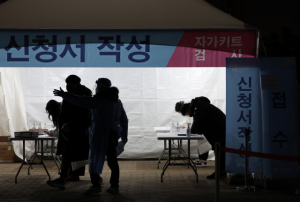 8일 오후 서울 마포구 월드컵공원 평화광장에 마련된 코로나19 임시 선별검사소에서 시민들이 신속항원검사를 받기 위해 신청서를 작성하고 있다./연합뉴스