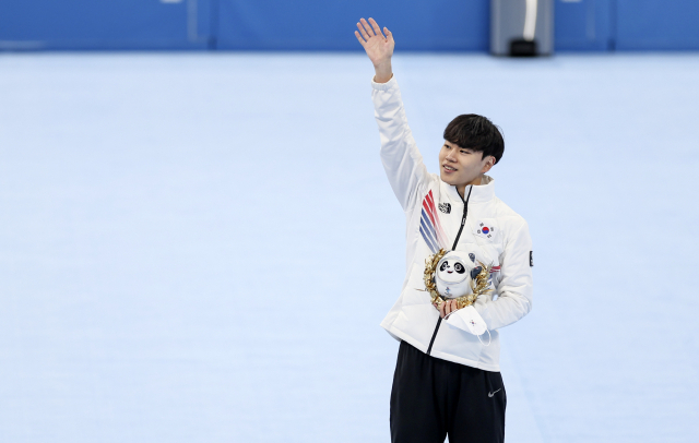 동메달을 획득한 김민석이 8일 오후 중국 베이징 국립 스피드스케이팅 경기장(오벌)에서 열린 2022 베이징 동계올림픽 스피드스케이팅 남자 1500m 시상식에서 손을 흔들어 보이고 있다./연합뉴스