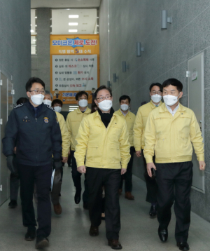 박범계 법무부 장관이 지난 3일 서울동부구치소에서 관계자들과 수용자 이송 현장으로 이동하고 있다. 연합뉴스