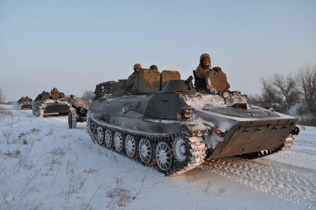 우크라이나군이 7일(현지 시간) 남부 헤르손주에서 장갑차를 탄 채 훈련하고 있다. 로이터연합뉴스