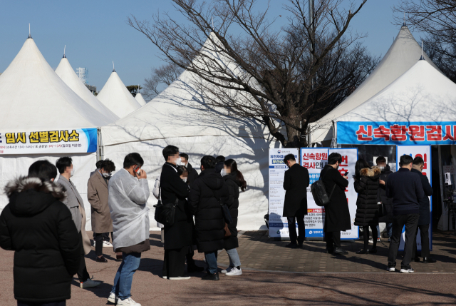 코로나19 신규 확진자가 나흘연속 3만명대를 기록한 8일 선별검사소에 시민들이 검사를 받기 위해 기다리고 있다. /연합뉴스