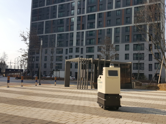 주비스는 오는 14일부터 한 달간 대전에서 트위니의 자율주행 로봇을 활용한 생활폐기물 수거·배출 대행 서비스 실증에 착수할 예정이다. /사진 제공=트위니