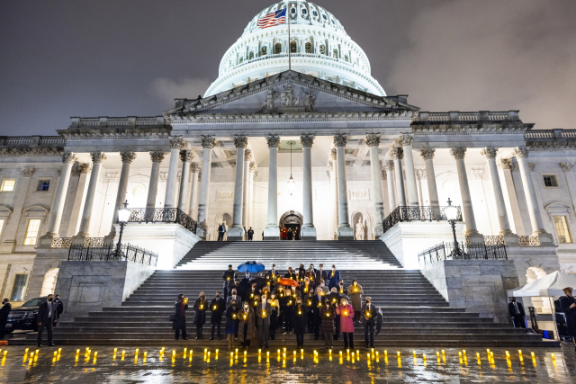 7일(현지시간) 미국 워싱턴DC 연방의회 의사당 앞 계단에서 낸시 펠로시 하원의장 등 의원들이 촛불을 밝히며 신종 코로나바이러스 감염증(코로나19)으로 사망한 자국민 90만 명을 추모하고 있다./연합뉴스