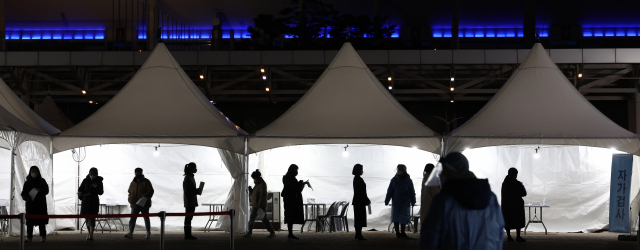 8일 오후 서울 마포구 월드컵공원 평화광장에 마련된 코로나19 임시 선별검사소를 찾은 시민들이 신속항원검사를 받기 위해 기다리고 있다./연합뉴스