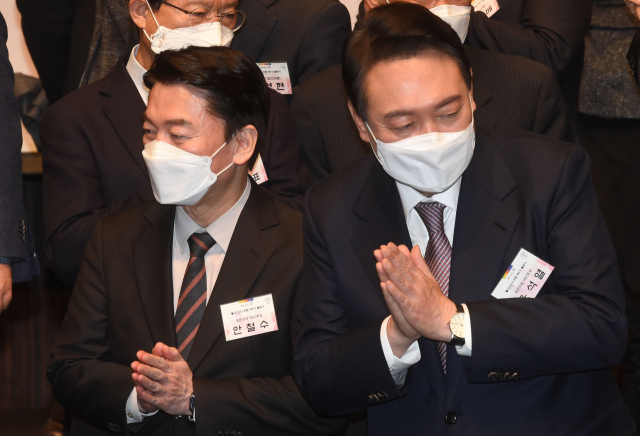 윤석열(오른쪽) 국민의힘 대선 후보와 안철수 국민의당 대선 후보./권욱 기자