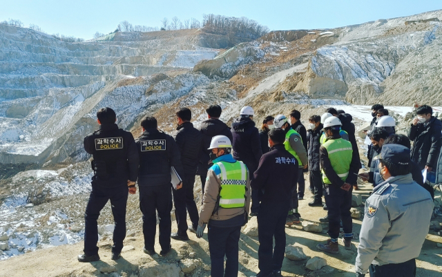 3일 오후 경기 양주시 삼표산업 채석장 붕괴·매몰사고 현장에서 경찰 등 유관기관 관계자들이 합동 감식을 하고 있다./ 연합뉴스