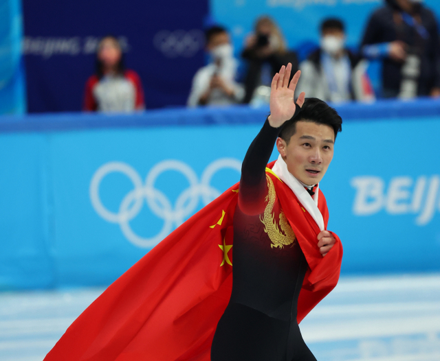 7일 열린 쇼트트랙 남자 1000m 결승전에서 비디오 판독 결과 금메달을 획득한 중국의 런쯔웨이가 환호하고 있다./연합뉴스