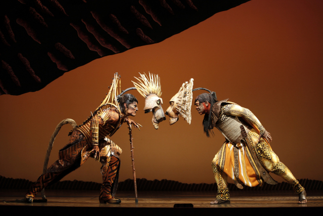 뮤지컬 ‘라이온 킹’의 배우들은 동물을 형상화 한 마스크를 착용한 채 배우의 시선이 아닌 마스크의 시선을 따라 춤과 동작을 만들어낸다./디즈니(Joan Marcus)