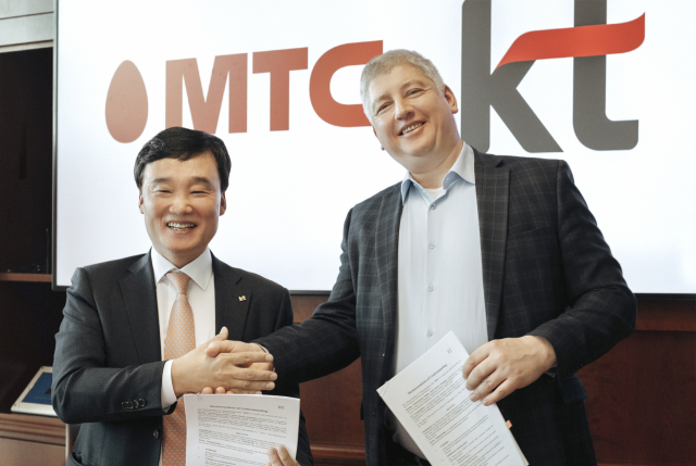 윤경림(왼쪽) KT 그룹트랜스포메이션 부문장이 9일 비아체슬라프 니콜라예프가 MTS CEO와 양해각서(MOU)를 체결한 후 기념 촬영을 하고 있다. 사진 제공=KT
