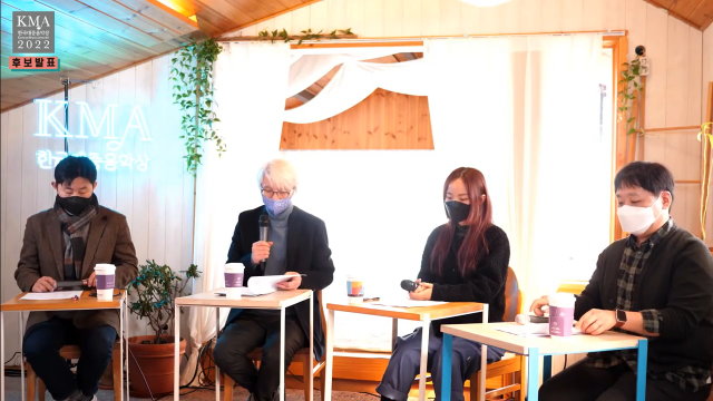 김창남(왼쪽 두번째) 선정위원장 등 한국대중음악상 선정위원들이 9일 온라인으로 진행된 후보 발표 기자회견에 참석하고 있다. 유튜브 캡처