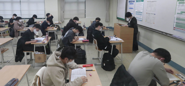 2022학년 대학수학능력시험(수능) 이 치러진 지난해 11월 18일 서울 용산고등학교에서 수험생들이 시험을 준비하고 있다./사진공동취재단
