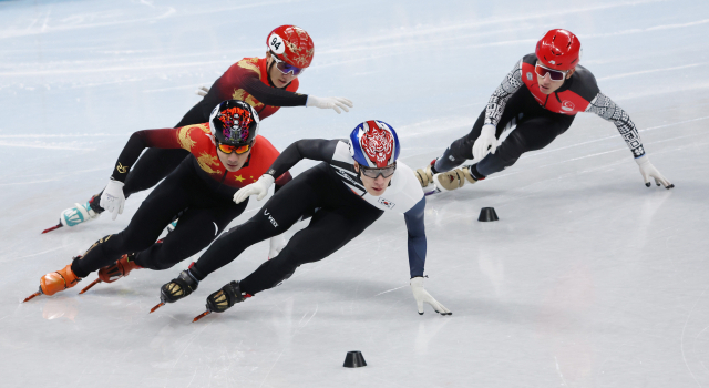 한국 쇼트트랙 대표팀 황대헌이 지난 7일 2022 베이징 동계올림픽 쇼트트랙 남자 1000m 준결승 1조 경기에서 중국 선수들을 인코스로 추월하고 있다. 황대헌의 이 상황을 심판은 반칙으로 인정해 실격 처리했다. /연합뉴스