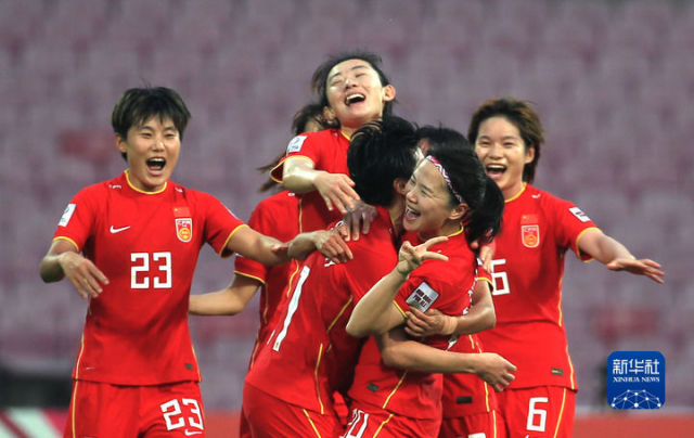 아시안컵에서 우승한 중국 여자 축구대표팀. /신화망