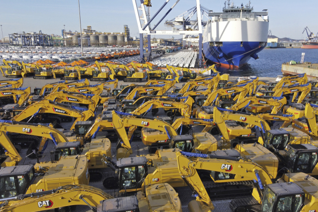 중국 산둥성 옌타이 항구에 지난 4일 수출용 소형 건설장비가 늘어서 있다. AP연합뉴스