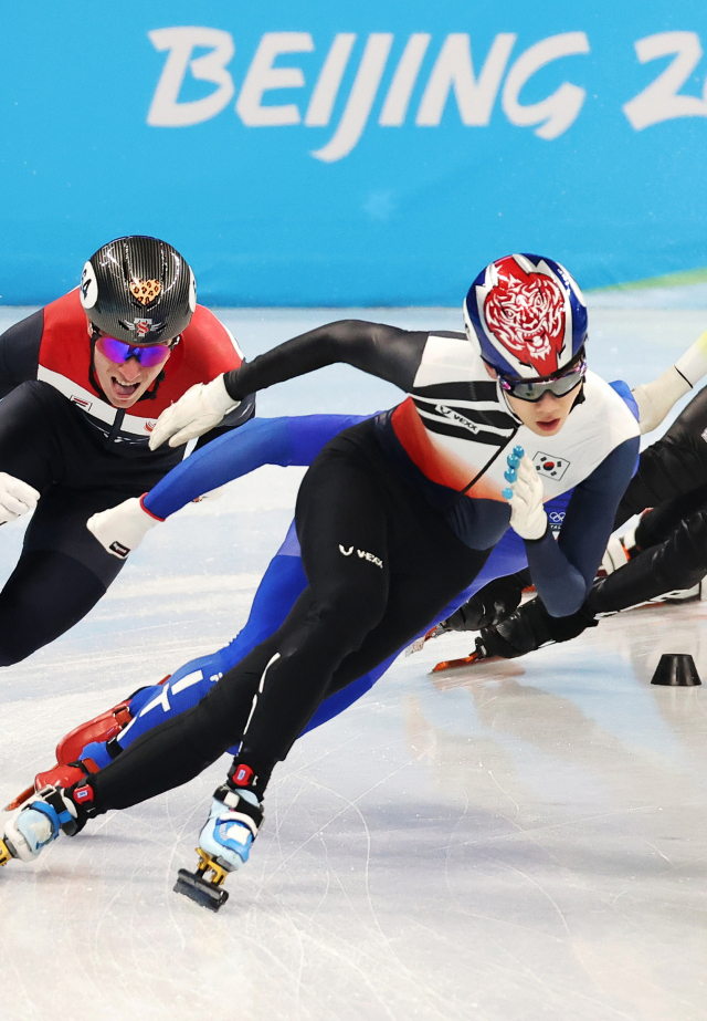 한국 쇼트트랙 대표팀 이준서가 9일 오후 중국 베이징 캐피털 실내 경기장에서 열린 2022 베이징 동계올림픽 쇼트트랙 남자 1500m 준준결승 2조 경기에서 역주하고 있다. 연햡뉴스
