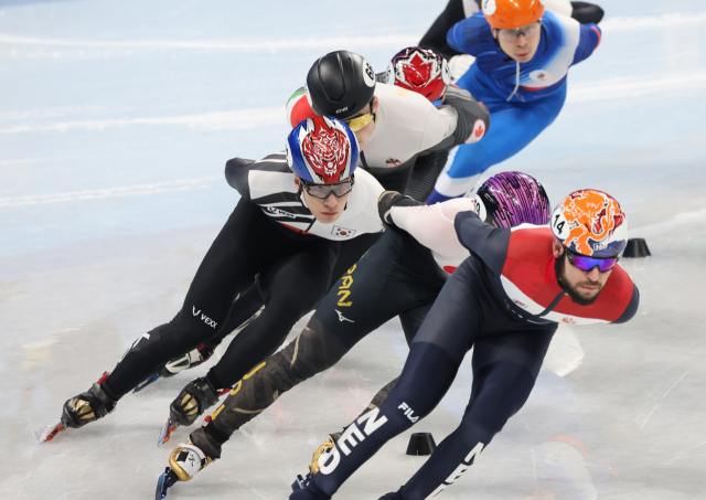 한국 쇼트트랙 대표팀 이준서가 9일 오후 중국 베이징 캐피털 실내 경기장에서 열린 2022 베이징 동계올림픽 쇼트트랙 남자 1500m 준결승 1조 경기에서 질주하고 있다. /연합뉴스