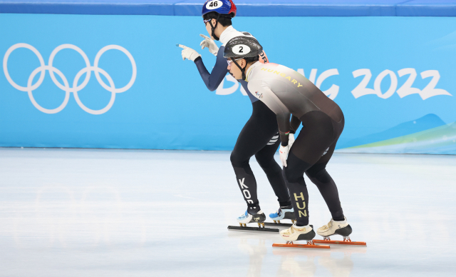 한국 쇼트트랙 대표팀 이준서가 9일 오후 중국 베이징 캐피털 실내 경기장에서 열린 2022 베이징 동계올림픽 쇼트트랙 남자 1500m 준결승 1조 경기에서 조 1위로 결승에 진출하고 있다./연합뉴스