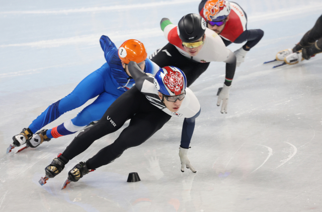 한국 쇼트트랙 대표팀 황대헌이 9일 오후 중국 베이징 캐피털 실내 경기장에서 열린 2022 베이징 동계올림픽 쇼트트랙 남자 1500m 준결승 2조 경기에서 역주하고 있다. /연합뉴스