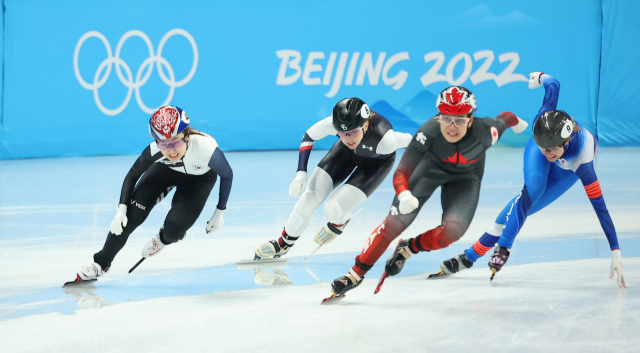 최민정(왼쪽)이 9일 2022 베이징 동계올림픽 여자 3000m 계주 준결선에서 아웃 코스로 추월을 시도하고 있다. 연합뉴스