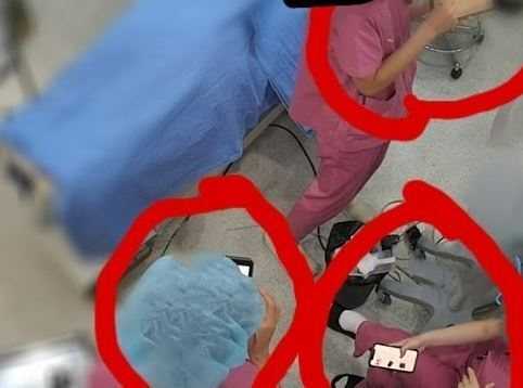 한 유명 성형외과에서 환자를 마취시킨 후 5시간 동안 방치했다는 주장이 나왔다. 사진은 환자가 공개한 수술방 CCTV. /온라인 커뮤니티 캡처