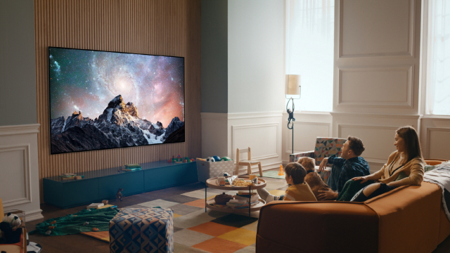 LG전자 모델들이 세계 최대 OLED TV인 97형(대각선 길이 약 246㎝) 올레드 TV를 시청하고 있다.