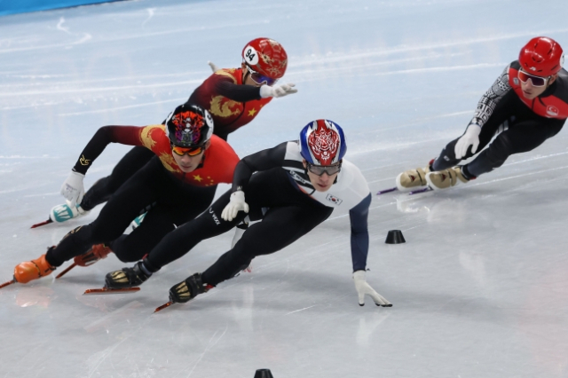 한국 쇼트트랙 대표팀 황대헌이 2022 베이징 동계올림픽 개막 사흘째인 지난 7일 오후 중국 베이징 캐피탈 실내 경기장에서 열린 쇼트트랙 남자 1000m 준결승 1조 경기에서 추월하고 있다. /연합뉴스