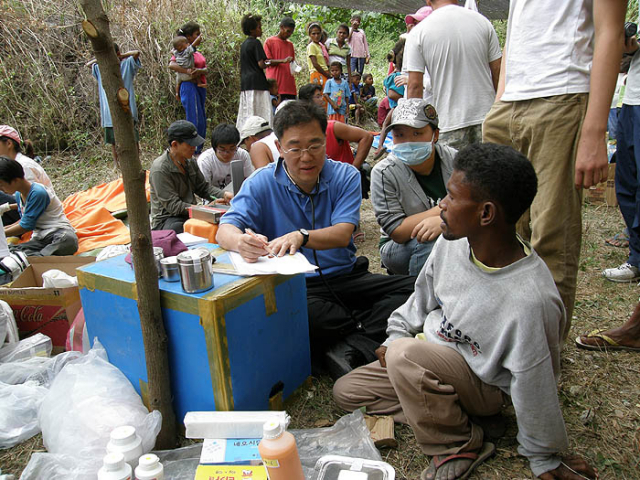박철성 의사가 필리핀 아이따족 원주민들을 진료하고 있다.