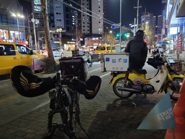 서울 은평구 학원가에 입점한 물류 창고 건물 앞에 오토바이가 대기하고 있다. /강도림 기자
